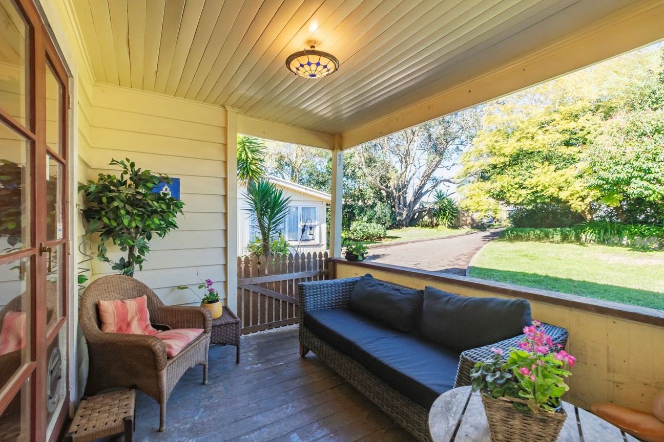 Charming Character Home with Spacious Grounds   Hill Park  $700 p/w - Widok 2