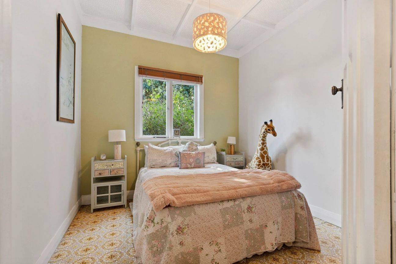 Charming Character Home with Spacious Grounds   Hill Park  $700 p/w - Więcej