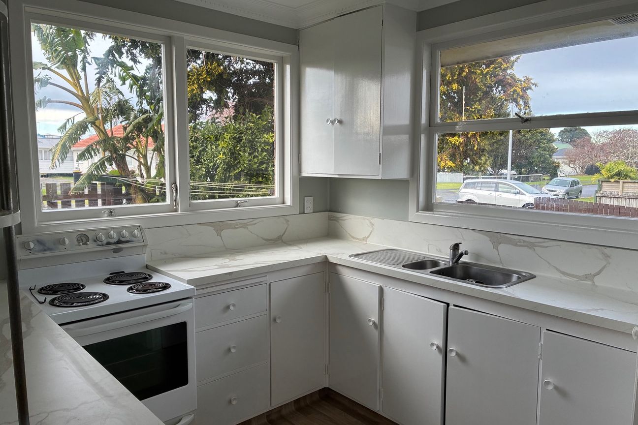 Freshly Refreshed 2-Bedroom Front Unit with Private Garden - Vista 3