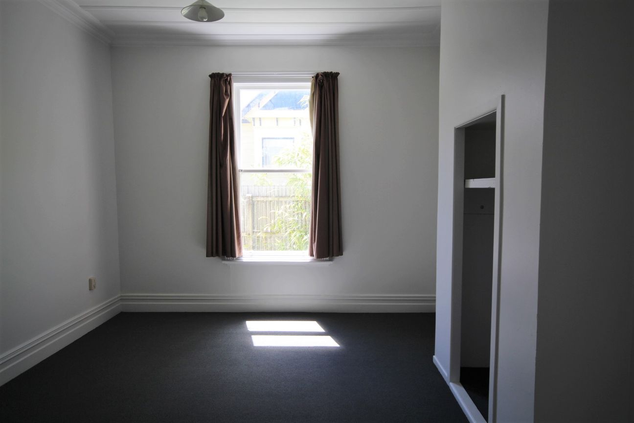 Spacious 4-Bedroom Home with Modern Bathroom - Widok 4