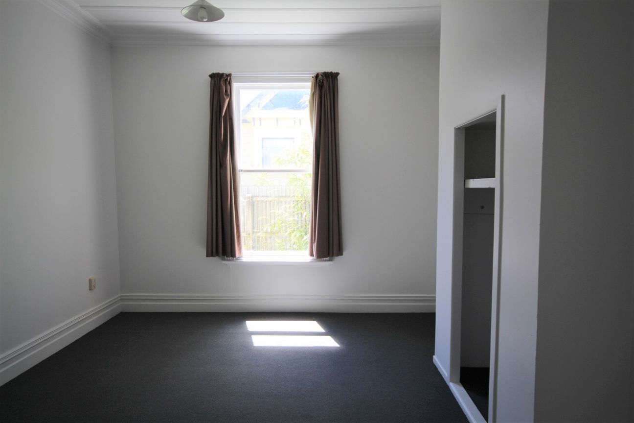 Spacious 4-Bedroom Home with Modern Bathroom - Widok 2