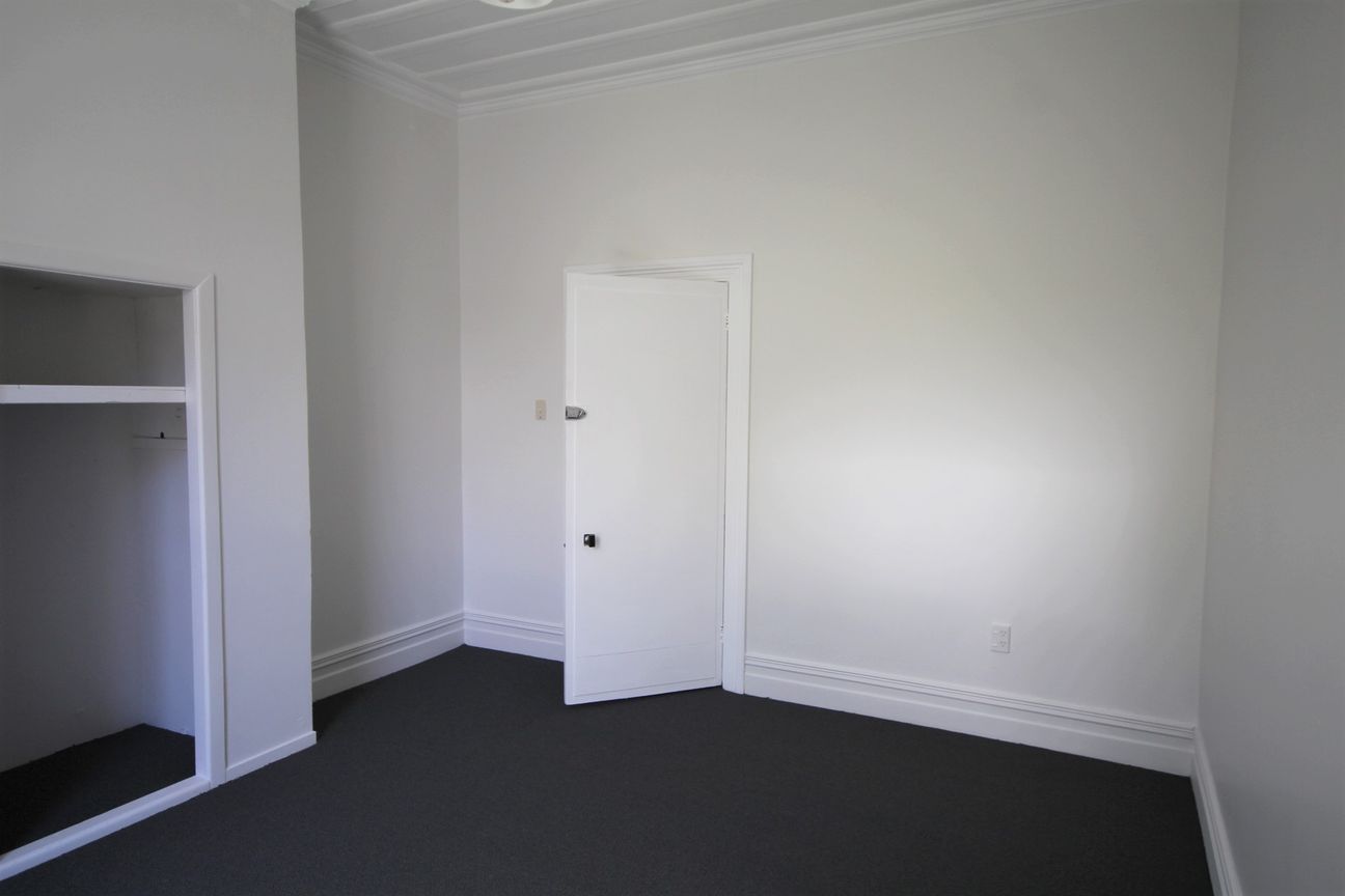 Spacious 4-Bedroom Home with Modern Bathroom - Widok 6