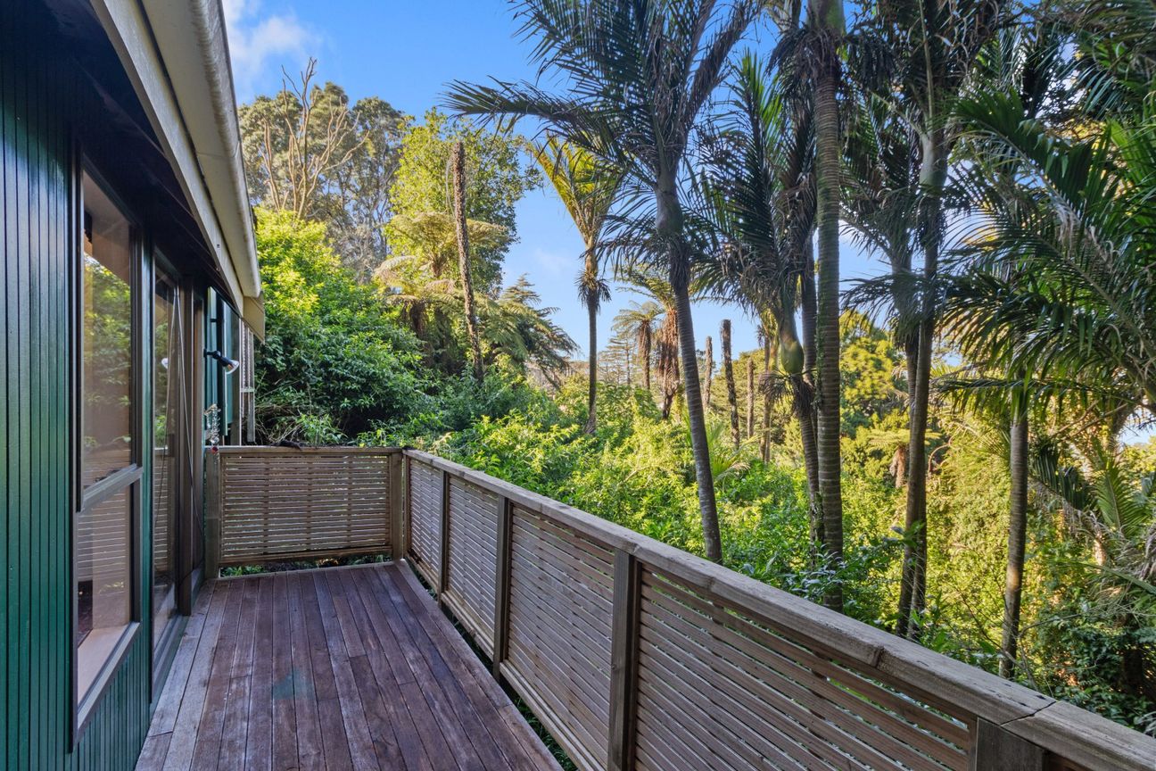 A slice of Titirangi nestled in Hillsborough - Więcej