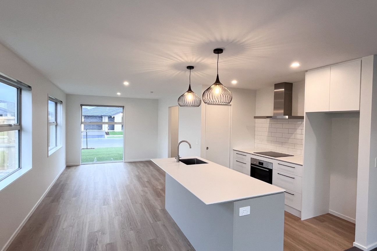 Beautiful 4 Bedroom, 2 Bathroom Family Home - Widok 4