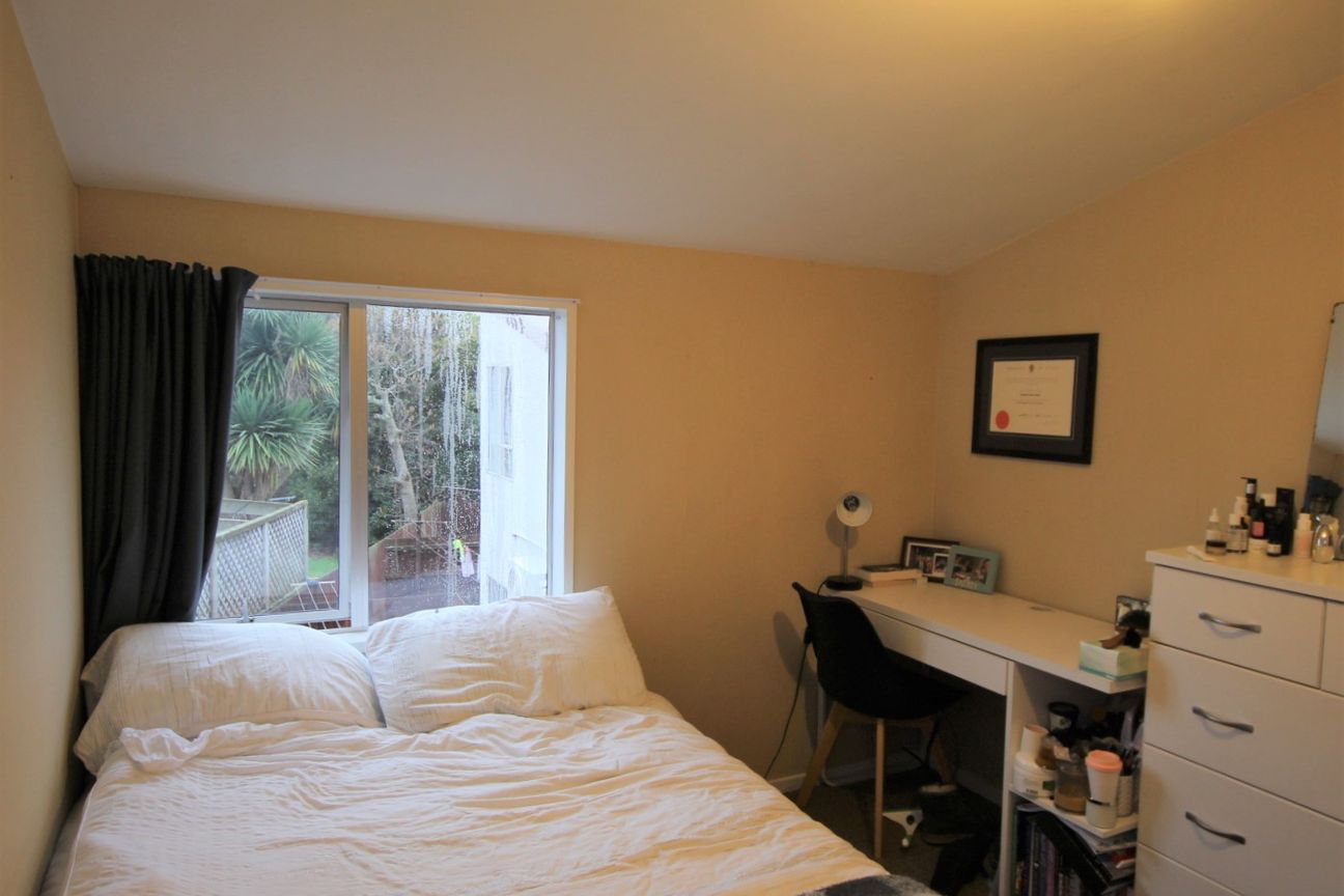 Centrally Located 2 bedroom Unit - Widok 3
