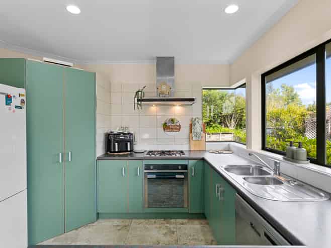 6 Araminta Place, Beachlands