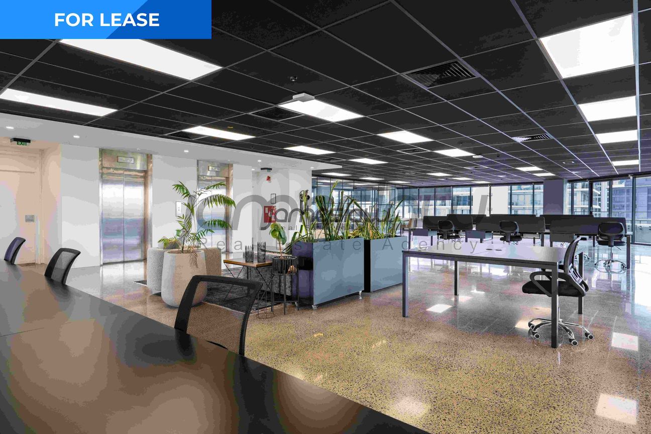 Modern CBD Office with Private Deck – pohled 2