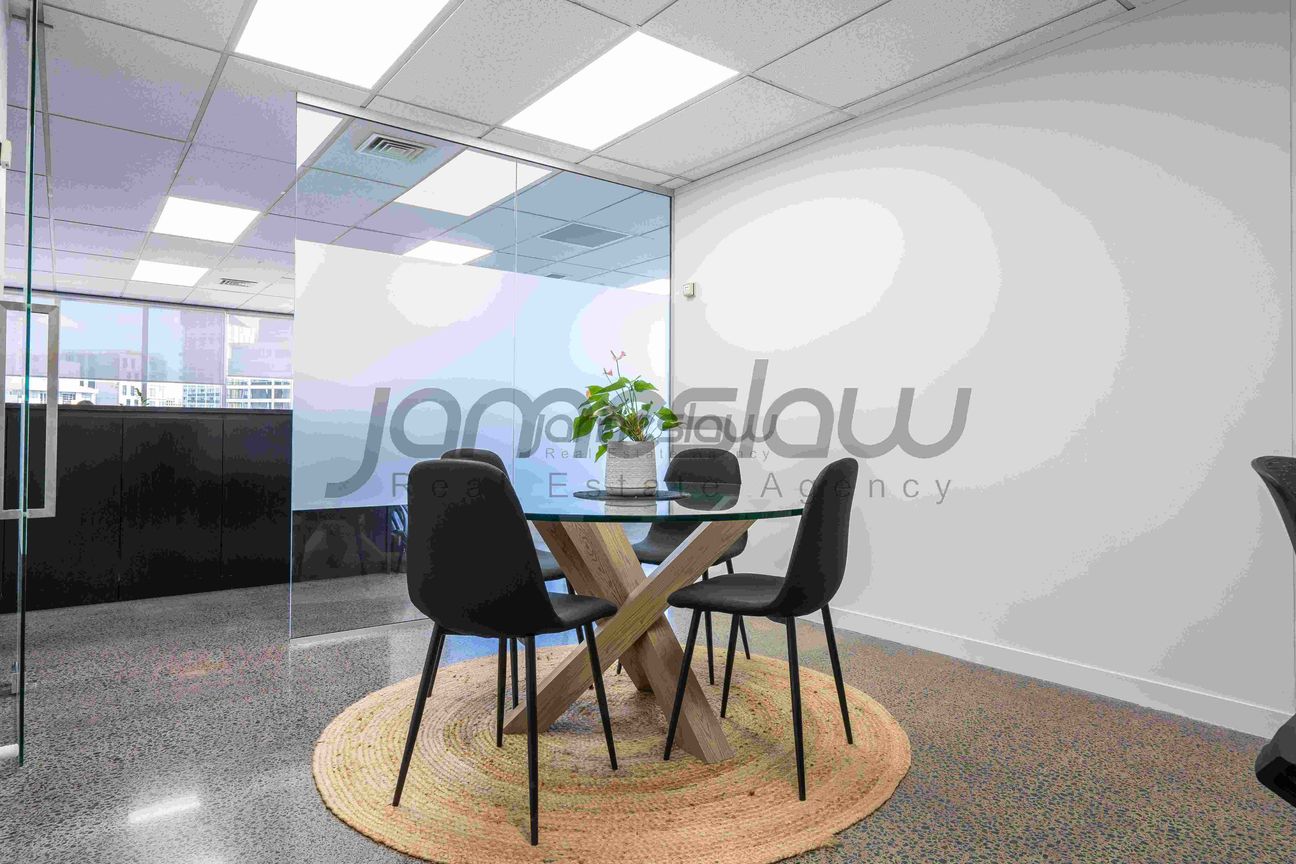 Modern CBD Office with Private Deck – pohled 4