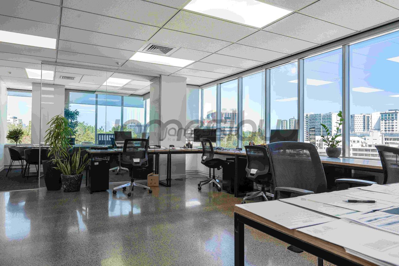 Modern CBD Office with Private Deck – pohled 5