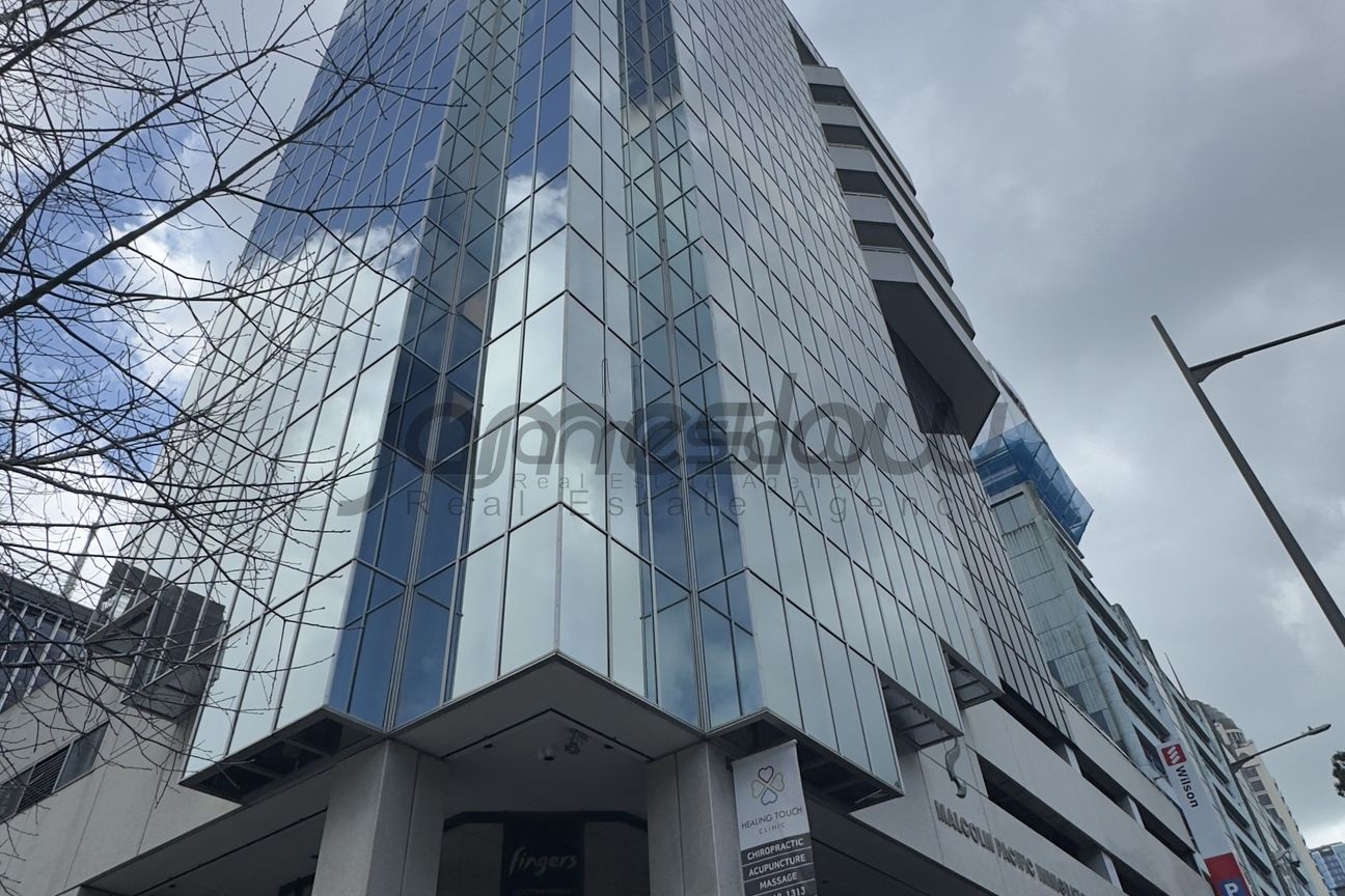 Modern CBD Office with Private Deck – další