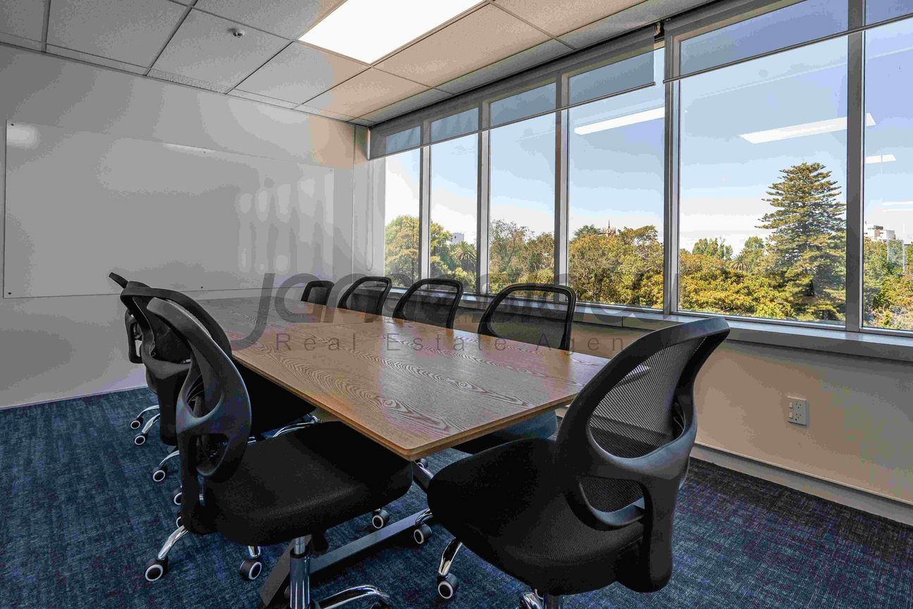 Modern CBD Office with Private Deck – pohled 3