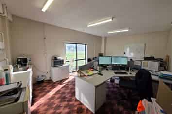 Functional Workshop Space with SH2 Exposure