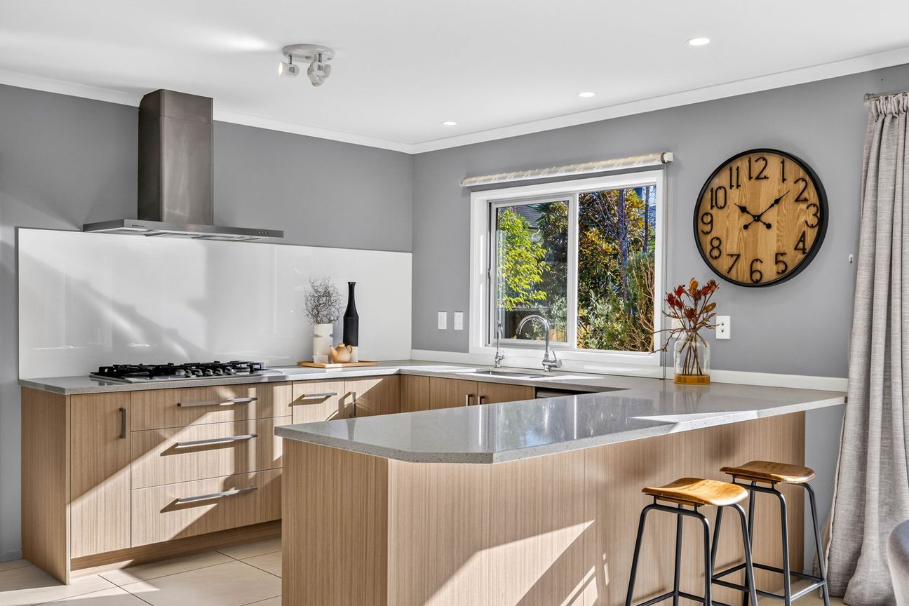 Move-In Ready in a Popular Location - Mehr