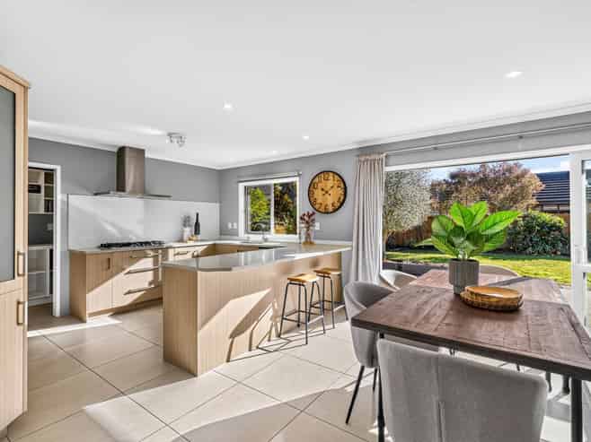 12 Sylvester Crescent, Flagstaff