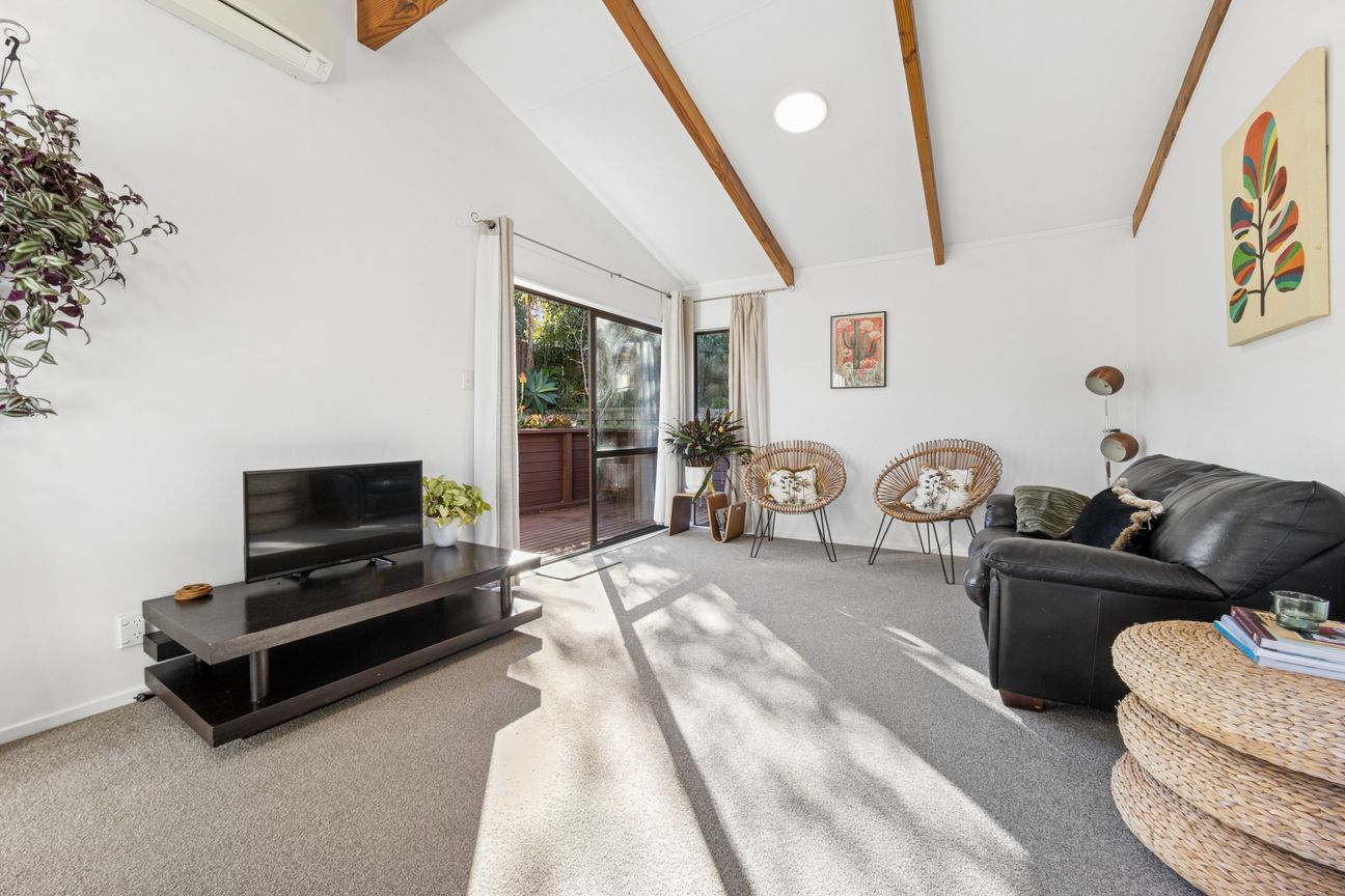 Character, Sunshine & Space - Welcome to Titirangi - Widok 2