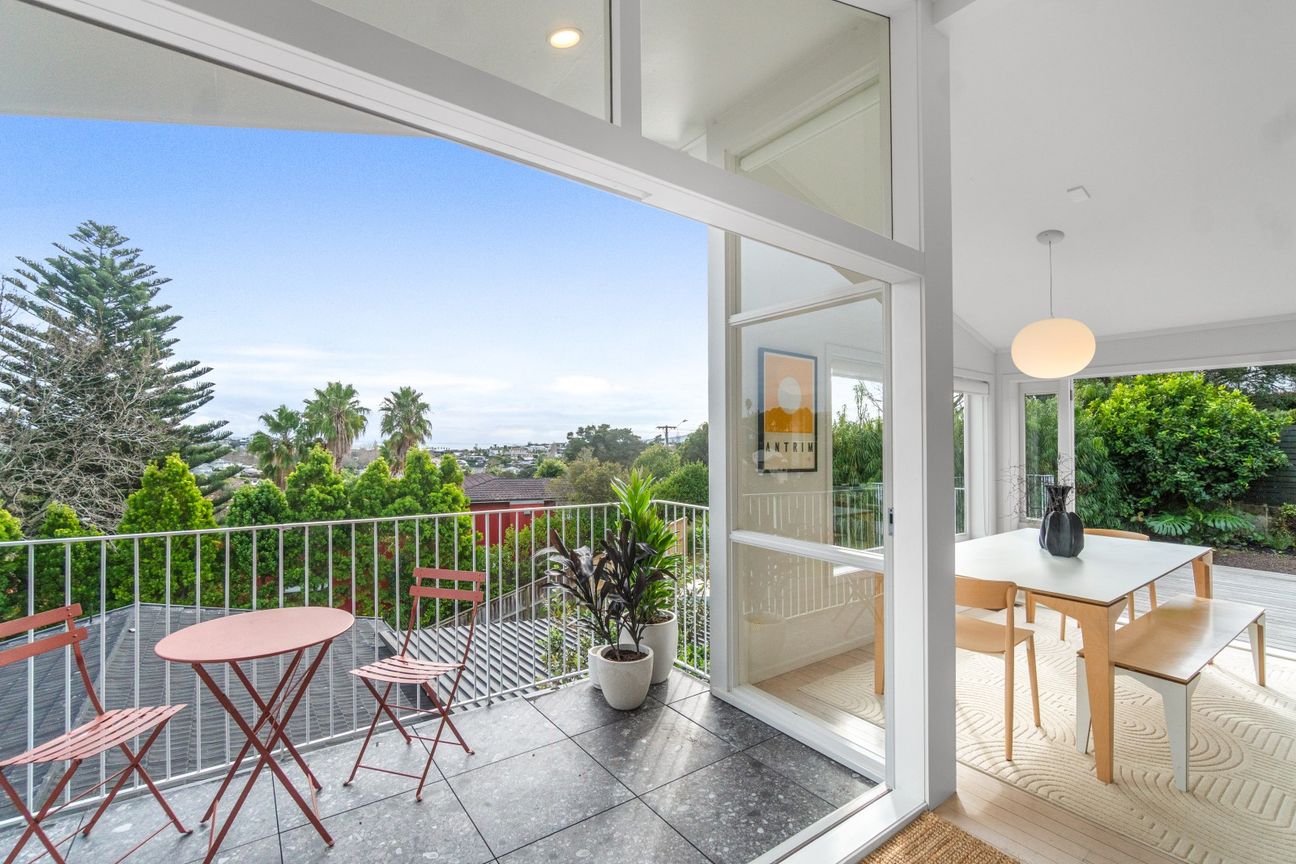 Stylish 60s Modernist with Irresistible Views! - Fler