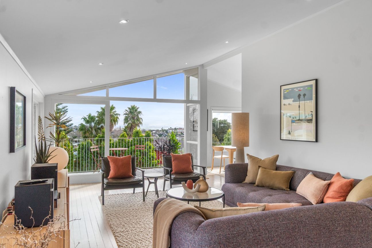 Stylish 60s Modernist with Irresistible Views! - Bild 5