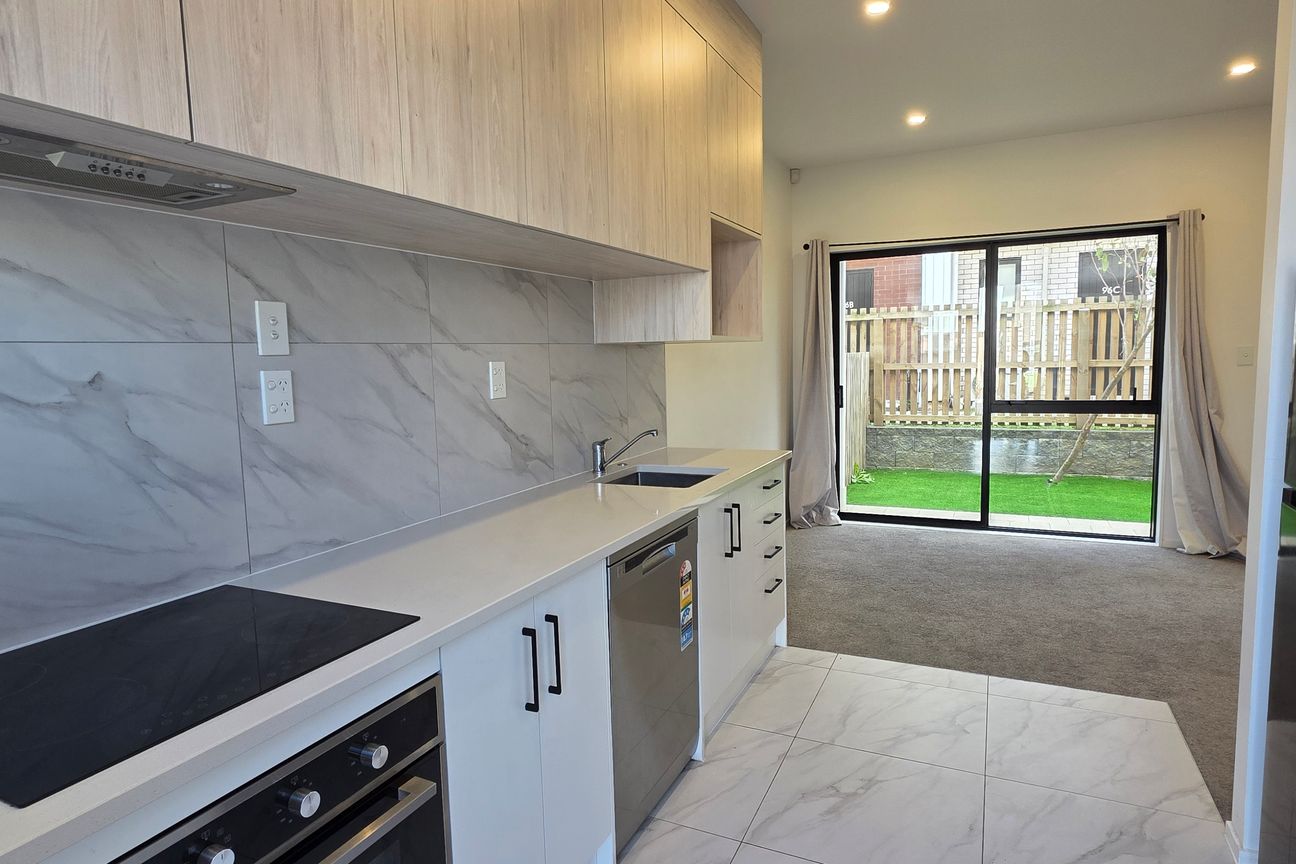 Modern 2 Bed, 1.5 Bath, Parking + Location - Aanzicht 2