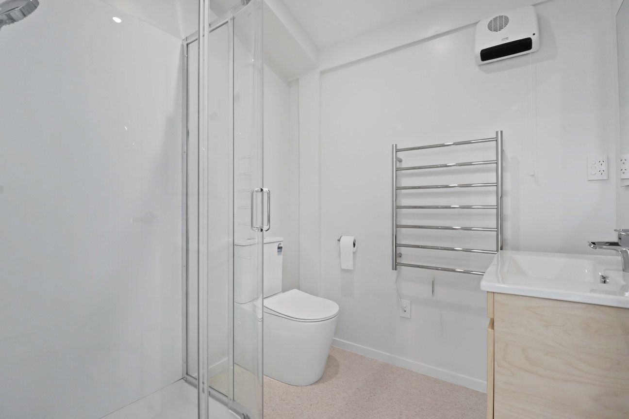 TWO-BEDROOM APARTMENT,  BALCONY AND OPEN PLAN - Bild 3