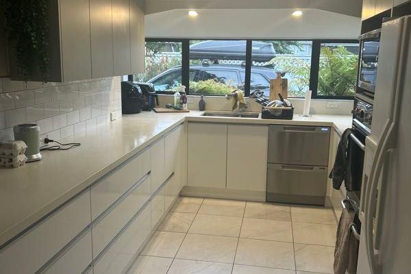 Spacious Seven-Bedroom Home With Ample Garaging - Vista 3