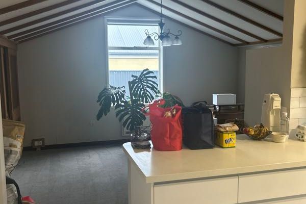Spacious Seven-Bedroom Home With Ample Garaging - Vista 4