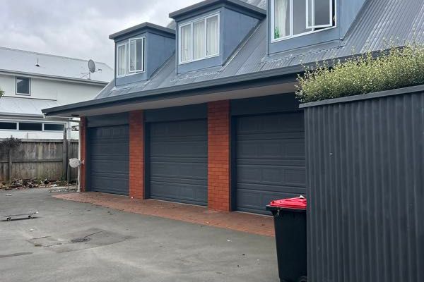 Spacious Seven-Bedroom Home With Ample Garaging - Vista 2