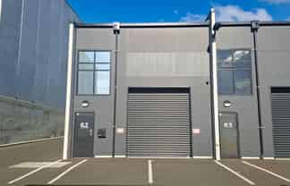 POLE-POSITIONED 91m² INDUSTRIAL UNIT
