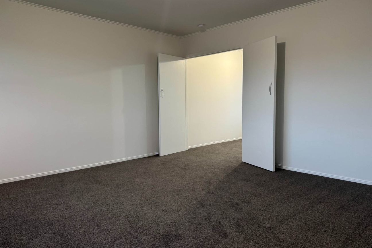 Solid 2 Bedroom unit, Mount Wellington - Vista 3