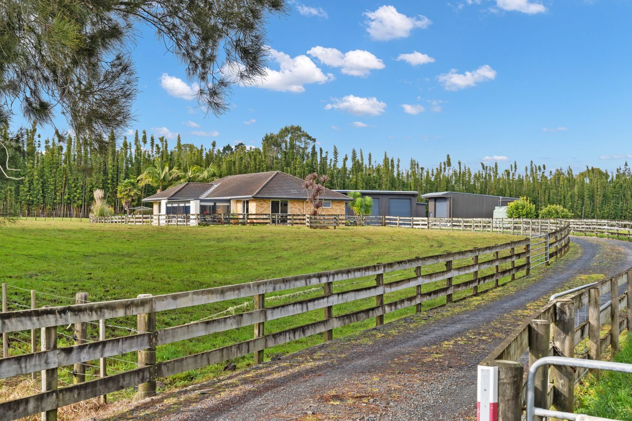 Picturesque Lifestyle Property with Land & Sheds - Widok 5