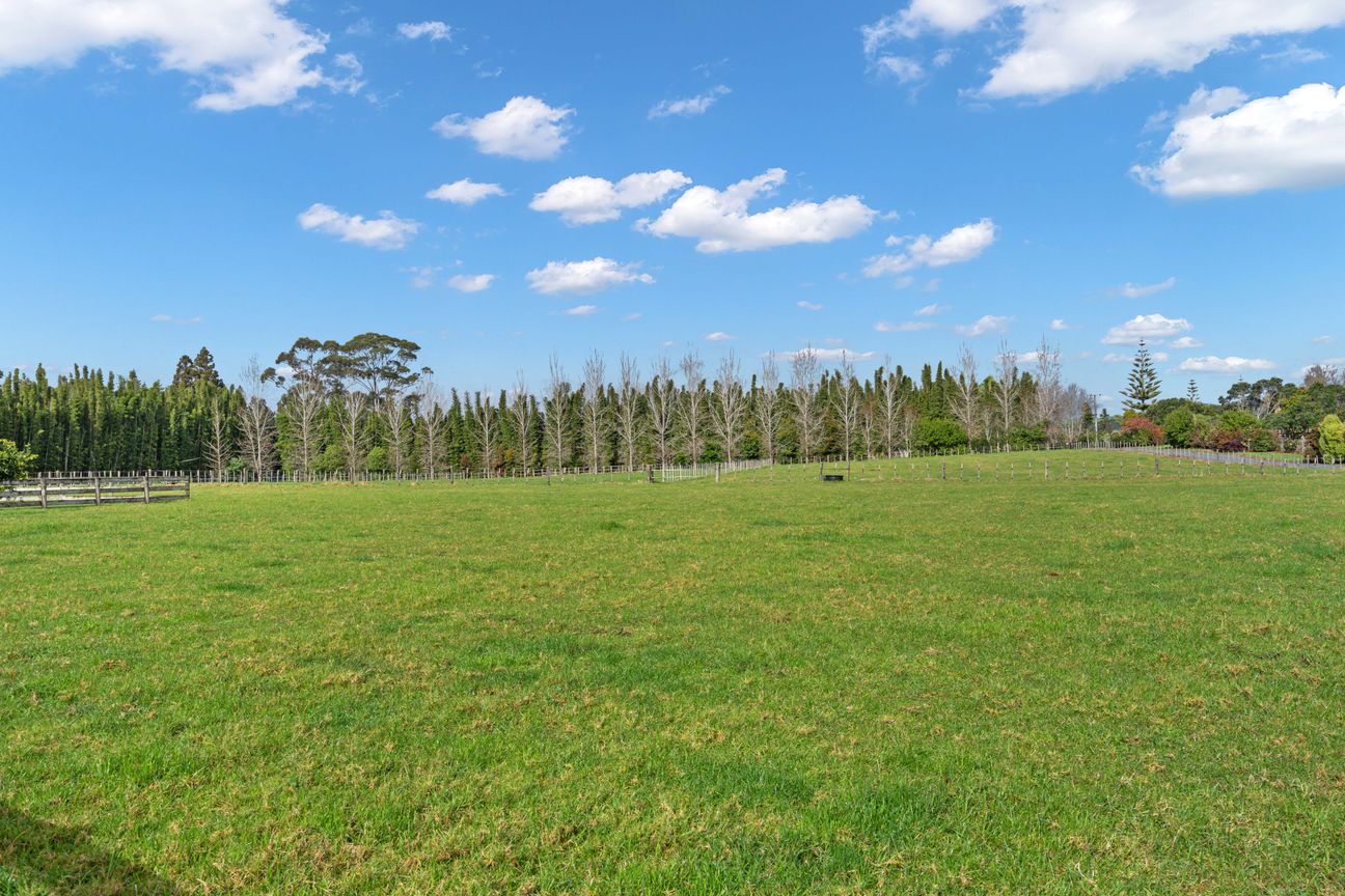 Picturesque Lifestyle Property with Land & Sheds - Więcej