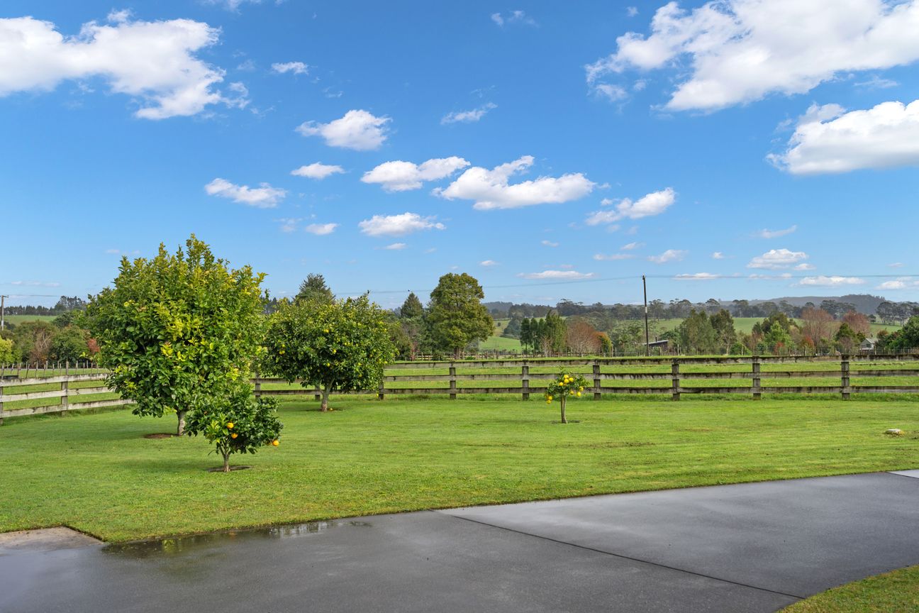 Picturesque Lifestyle Property with Land & Sheds - Widok 4