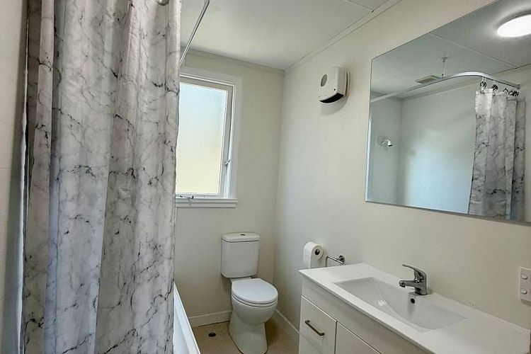 Spacious 2-Bedroom Home - Brand New Kitchen - Widok 2