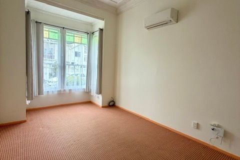 Spacious 2-Bedroom Home - Brand New Kitchen - Widok 5