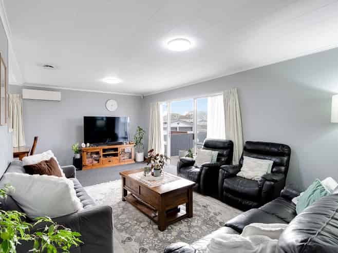 8 Margaret Place, Deanwell