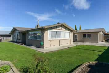 201 Willowpark Road South, Hastings