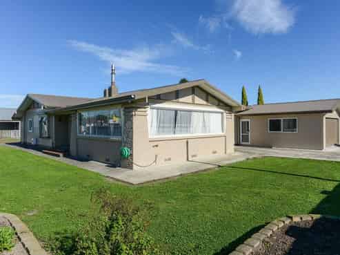 201 Willowpark Road South, Hastings