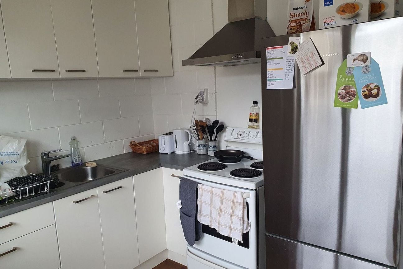 Warm, Sunny, Renovated, Furnished 2 Bedroom Home - Widok 2