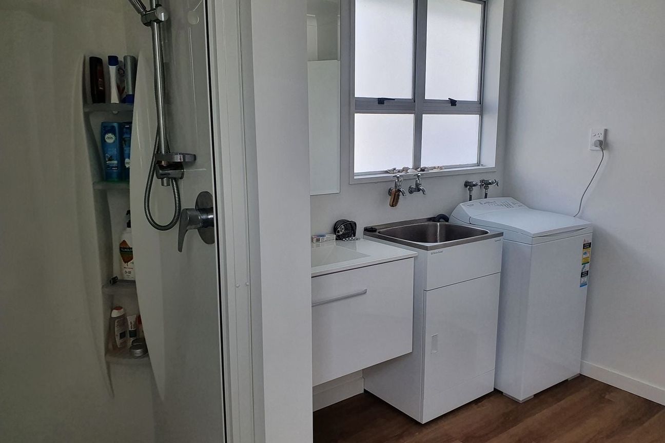 Warm, Sunny, Renovated, Furnished 2 Bedroom Home - Więcej