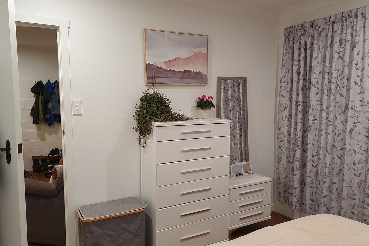 Warm, Sunny, Renovated, Furnished 2 Bedroom Home - Widok 5