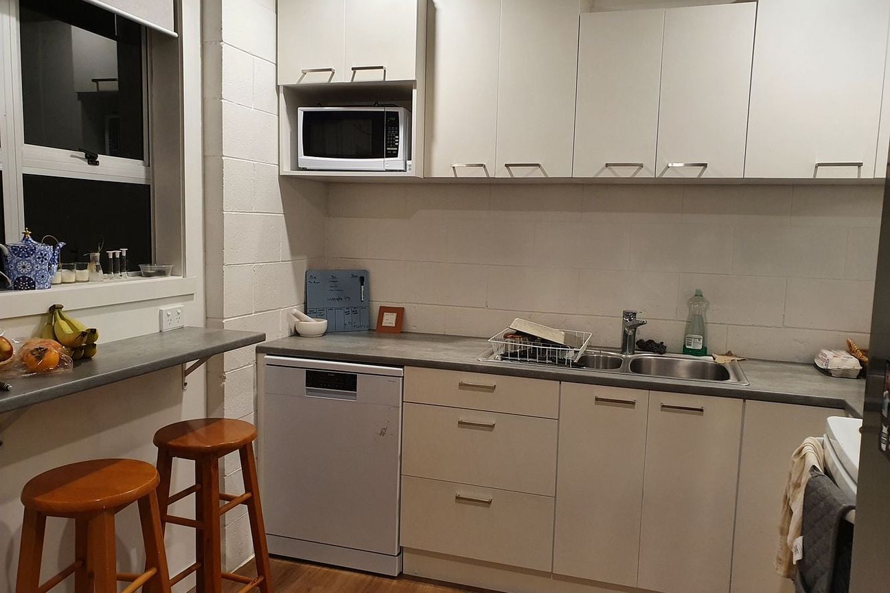 Warm, Sunny, Renovated, Furnished 2 Bedroom Home - Widok 3