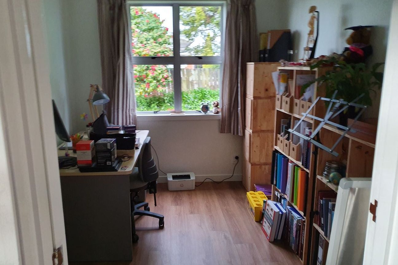 Warm, Sunny, Renovated, Furnished 2 Bedroom Home - Widok 6
