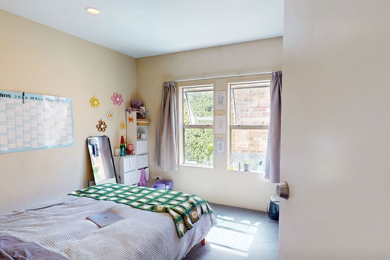 6 Bedroom, 2.5 Bathroom Flat - Mehr