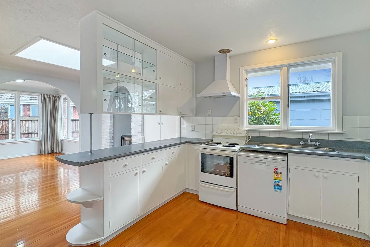 AVONHEAD - THREE BEDROOMS, GAS FIRE & HEAT PUMP, DOUBLE GARAGE - Ansicht 3