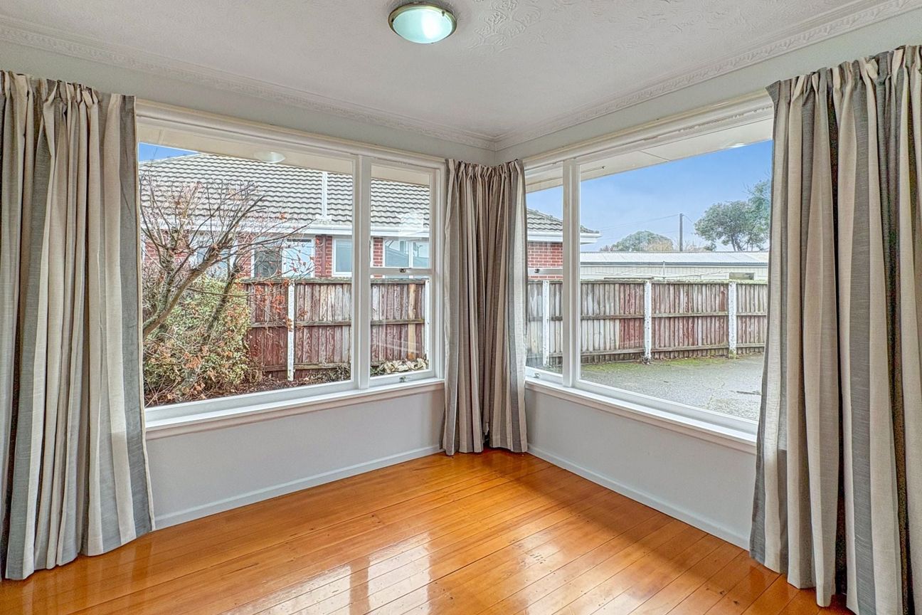 AVONHEAD - THREE BEDROOMS, GAS FIRE & HEAT PUMP, DOUBLE GARAGE - Ansicht 6