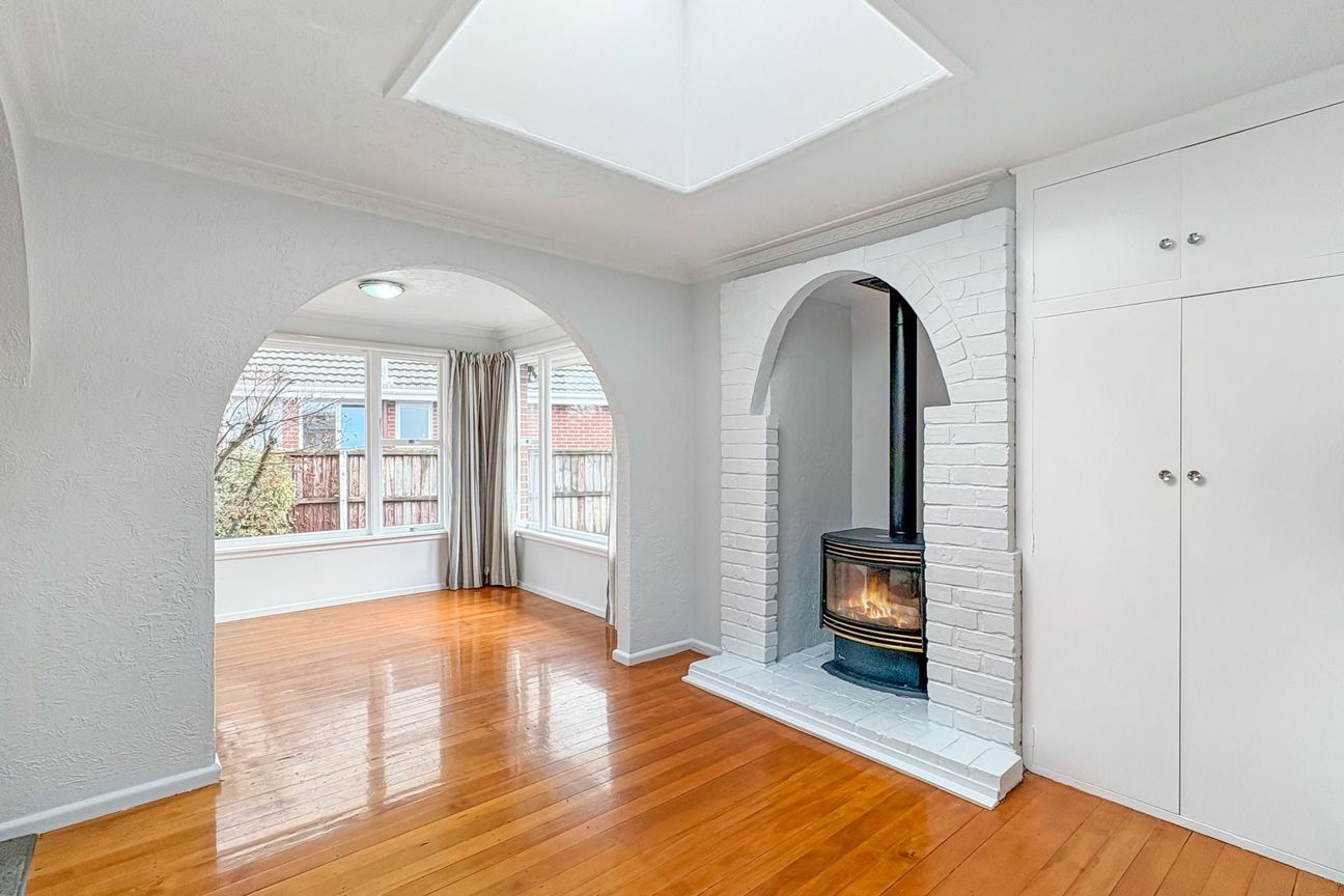 AVONHEAD - THREE BEDROOMS, GAS FIRE & HEAT PUMP, DOUBLE GARAGE - Ansicht 5