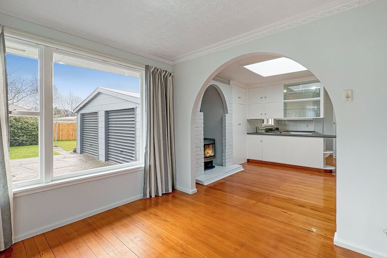 AVONHEAD - THREE BEDROOMS, GAS FIRE & HEAT PUMP, DOUBLE GARAGE - Mehr