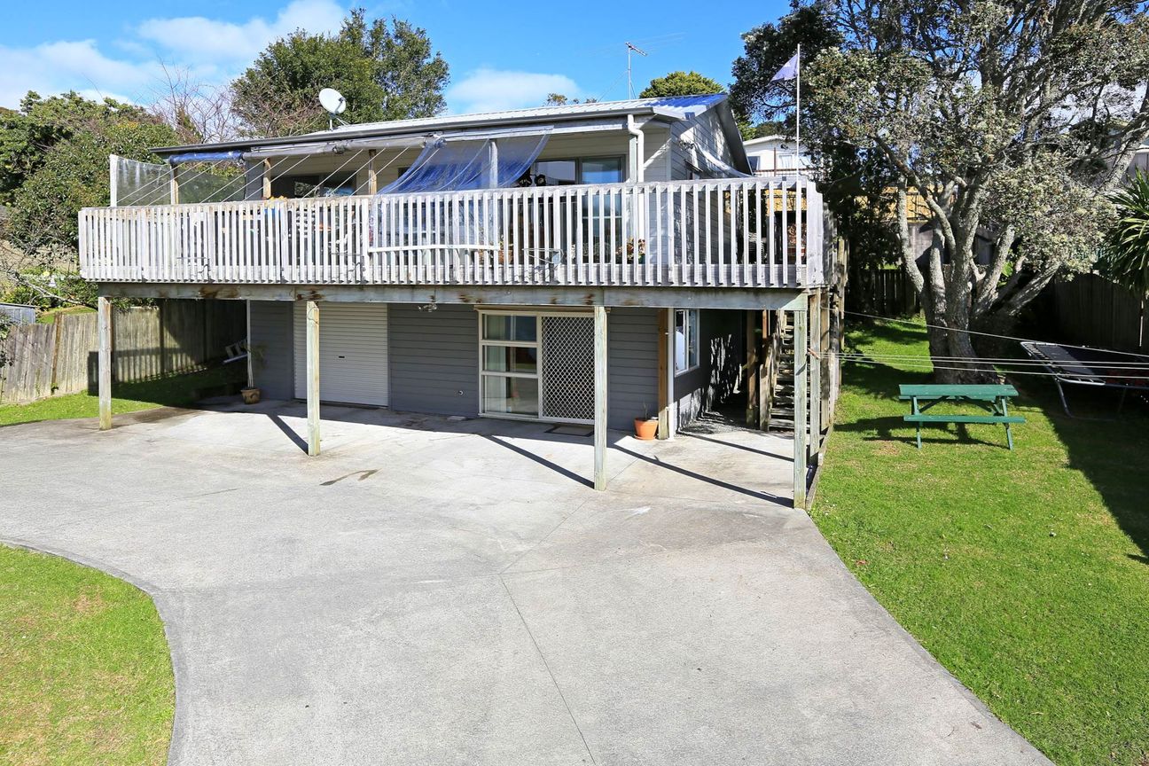 ELEVATED 3 BEDROOM HOME + RUMPUS ROOM - Widok 3