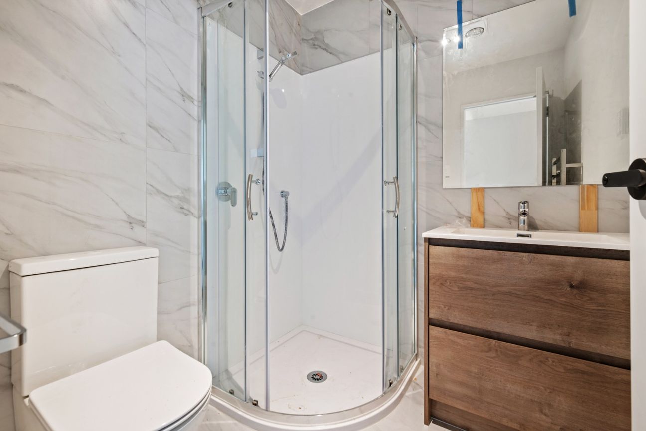 This brand new two bedroom, Two bathroom + Study townhouse is now available for rent. - Więcej