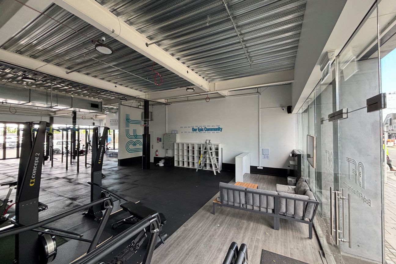 Ground Floor Gym, Retail or Office with Profile - Vista 3