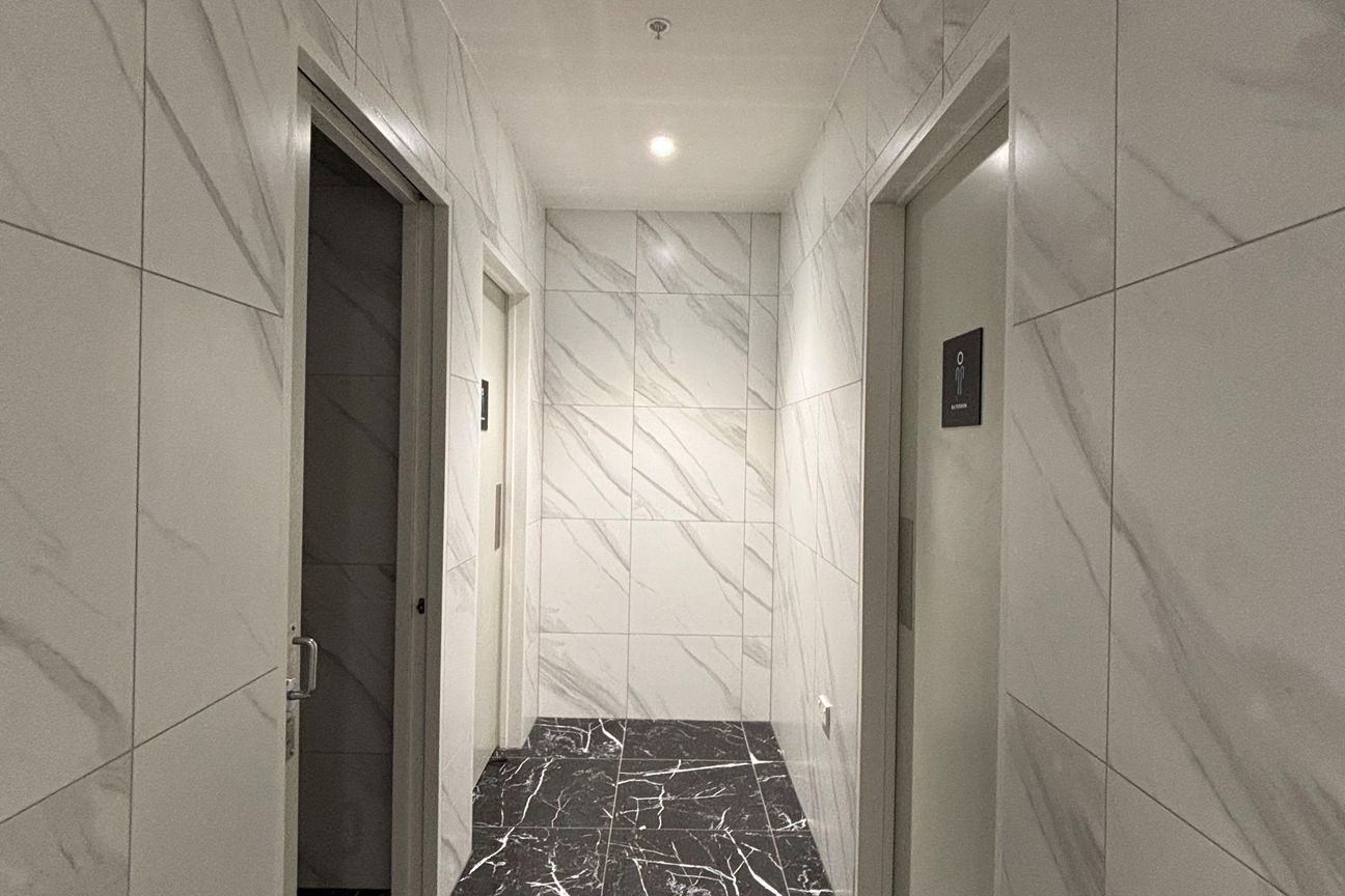 Ground Floor Gym, Retail or Office with Profile - Altro